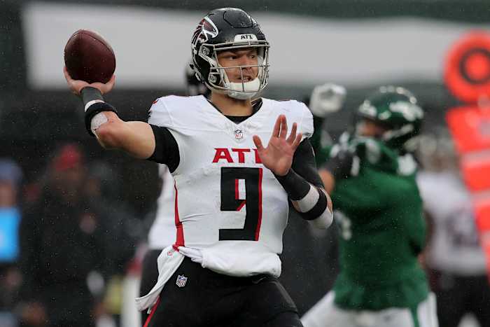 Atlanta Falcons quarterback Desmond Ridder (9) throws a pass against the New York Jets during the first quarter at MetLife Stadium.